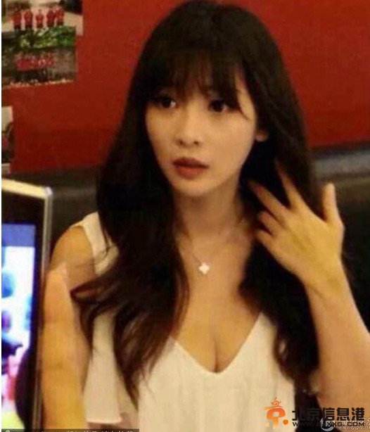 柳岩当快递员裸胸送货 宅男忙网购坐等柳岩美女送“艳福”