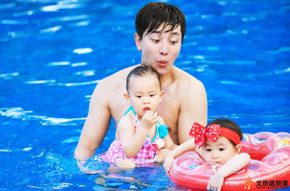 贾乃亮老婆李小璐与李小鹏妻子李安琦三亚泳装照曝光