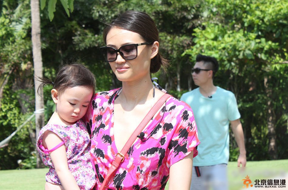 贾乃亮老婆李小璐与李小鹏妻子李安琦三亚泳装照曝光