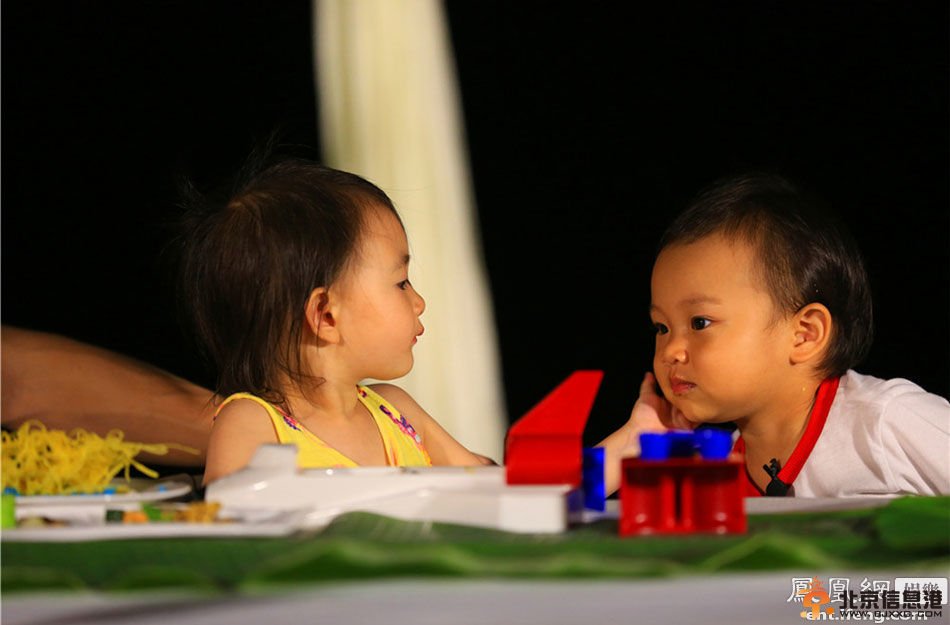 贾乃亮老婆李小璐与李小鹏妻子李安琦三亚泳装照曝光