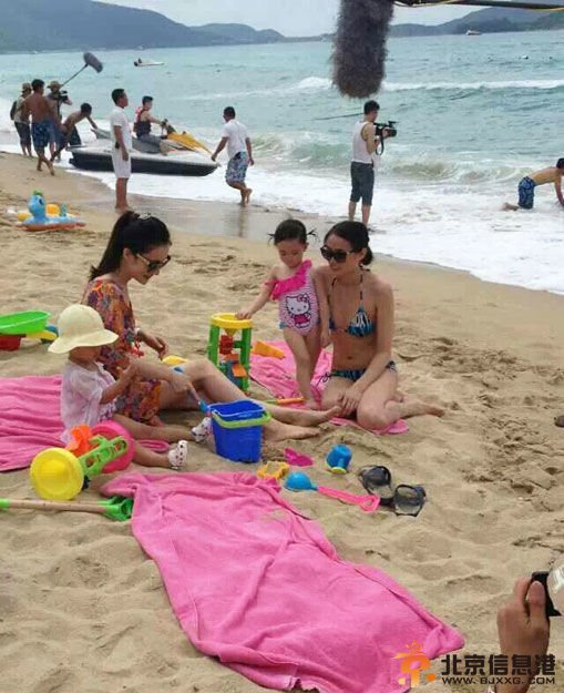 贾乃亮老婆李小璐与李小鹏妻子李安琦三亚泳装照曝光