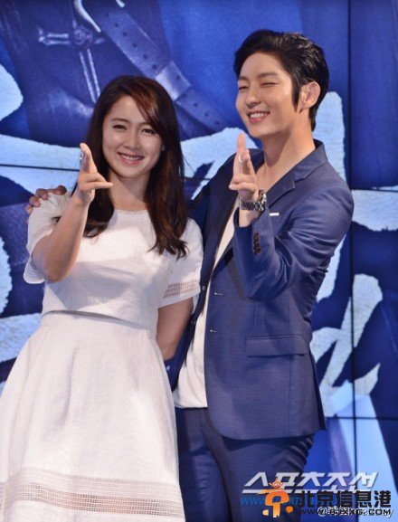 《朝鲜神枪手》发布会现场高清大图 李准基南相美主演集体亮相