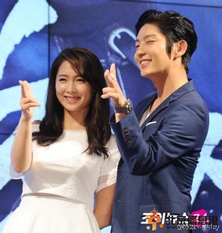 《朝鲜神枪手》发布会现场高清大图 李准基南相美主演集体亮相