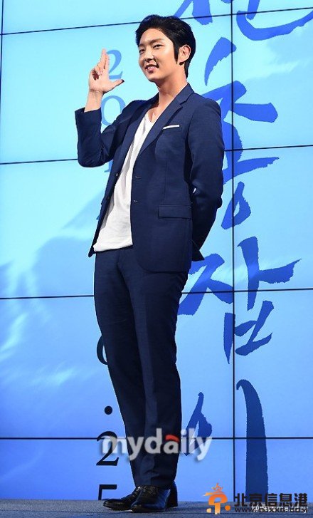 《朝鲜神枪手》发布会现场高清大图 李准基南相美主演集体亮相