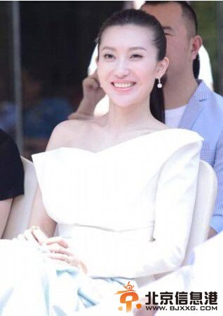 章子怡嫂子早期性感照曝光 曾收章子怡20万钻戒 