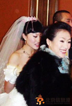 章子怡嫂子早期性感照曝光 曾收章子怡20万钻戒 