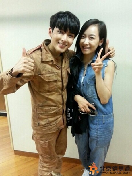 superjunior厉旭与fx组合宋茜合照公开 素颜宋茜穿牛仔连体裤摆剪刀手