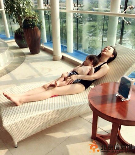 霍思燕儿子正面照近照曝光 霍思燕带儿子游泳照片高清大图