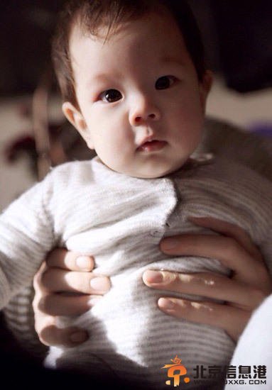 霍思燕儿子正面照近照曝光 霍思燕带儿子游泳照片高清大图