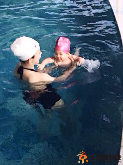 霍思燕儿子正面照近照曝光 霍思燕带儿子游泳照片高清大图