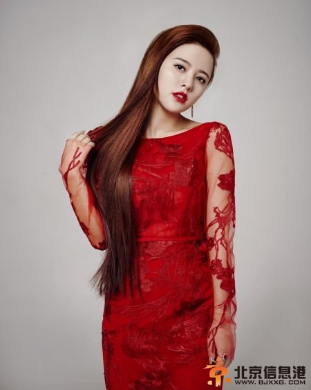 阿兰红裙造型