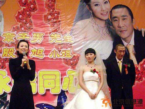 章子怡嫂子低胸装亮相事业线明显 红衣高贵十足优雅性感