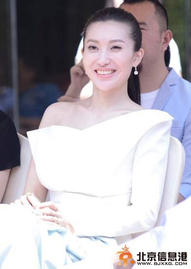 章子怡嫂子低胸装亮相事业线明显 红衣高贵十足优雅性感