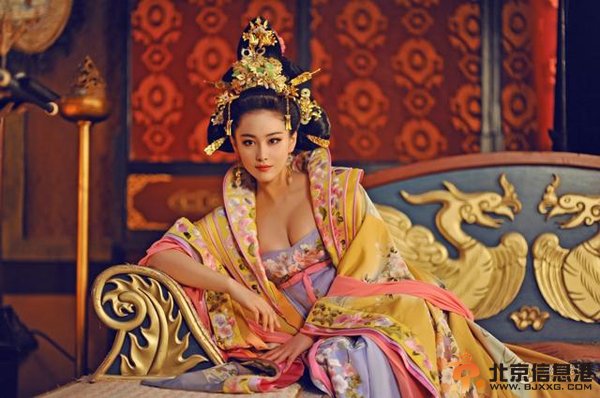 《武则天》曝张馨予剧照 绝世美人面如桃花酥胸白似银（组图）