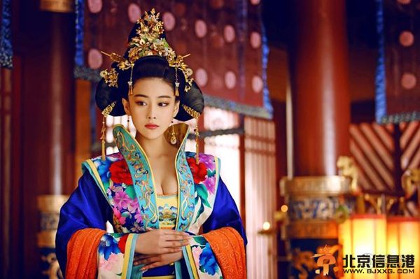 《武则天》曝张馨予剧照 绝世美人面如桃花酥胸白似银（组图）