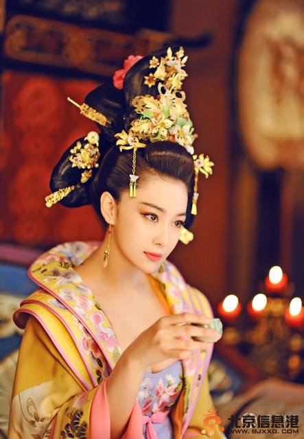 《武则天》曝张馨予剧照 绝世美人面如桃花酥胸白似银（组图）