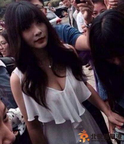 柳岩当快递员深V纱裙事业线魅力难挡　肉盾保安现难挡粉丝狂热