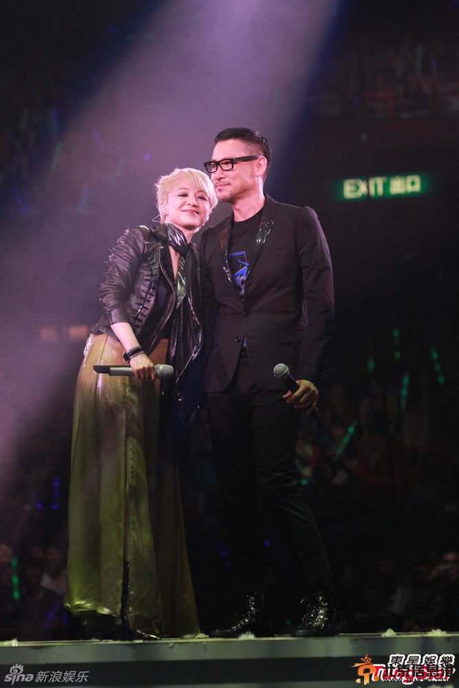 张学友陈慧娴接吻照片 张学友陈慧娴演唱会忘情接吻无尺度