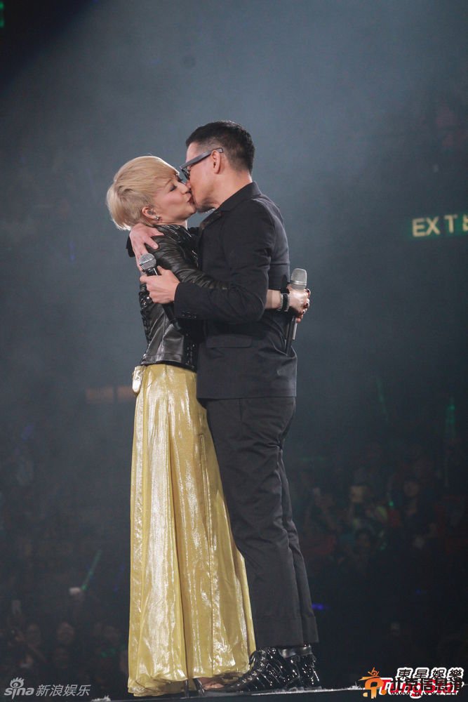 张学友陈慧娴接吻照片 张学友陈慧娴演唱会忘情接吻无尺度
