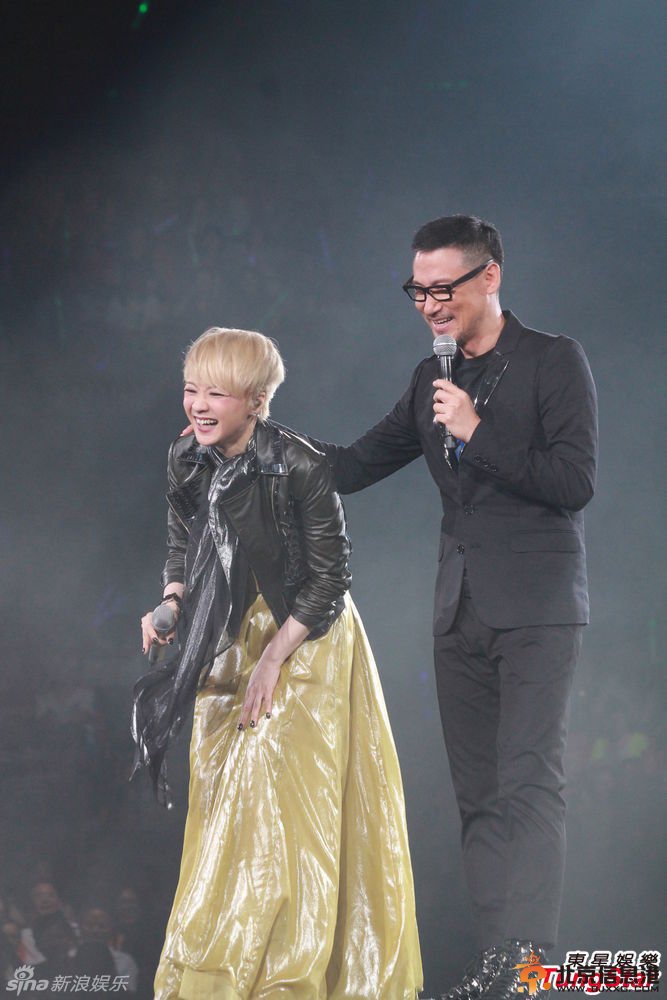 张学友陈慧娴接吻照片 张学友陈慧娴演唱会忘情接吻无尺度