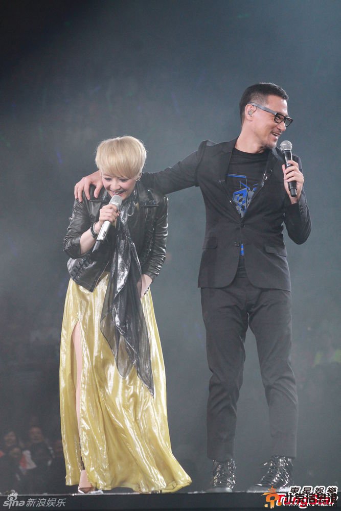 张学友陈慧娴接吻照片 张学友陈慧娴演唱会忘情接吻无尺度
