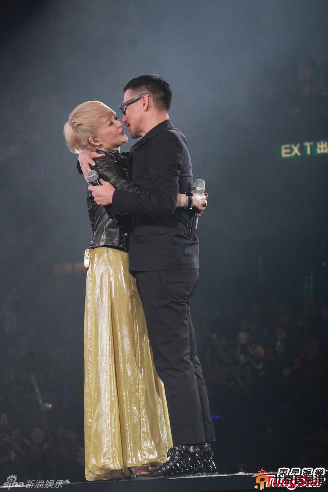 张学友陈慧娴接吻照片 张学友陈慧娴演唱会忘情接吻无尺度
