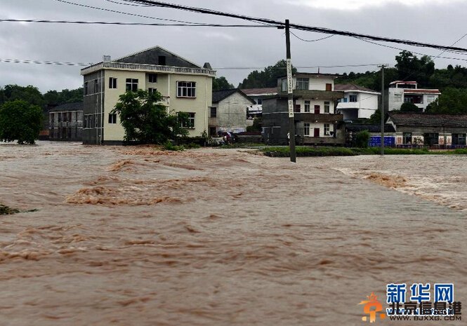 暴雨袭击湖南凤凰等地 4人失踪37万余人受灾