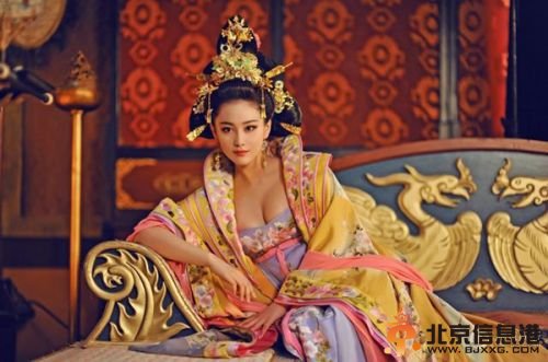 张馨予酥胸半露 网友惊叹：翩若惊鸿 婉若游龙