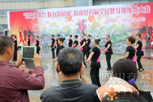 美女坝坝舞PK中国大妈广场舞完胜 盘点中国疯狂的草根舞蹈【组图】