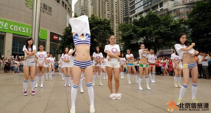 美女坝坝舞PK中国大妈广场舞完胜 盘点中国疯狂的草根舞蹈【组图】