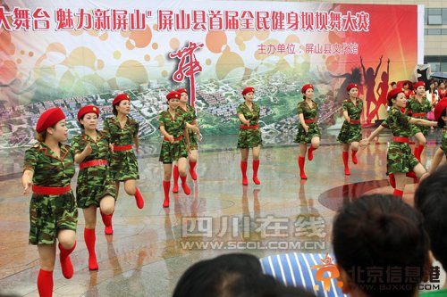 美女坝坝舞PK中国大妈广场舞完胜 盘点中国疯狂的草根舞蹈【组图】