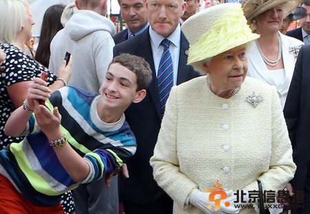 英国女王现身闹市民众夹道欢迎 小伙与其自拍走红网络