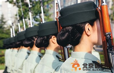 揭秘三军仪仗队女兵：工资与普通女军人同等(图)
