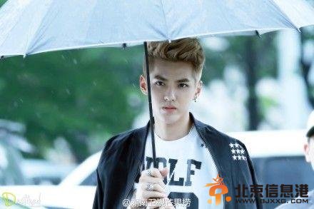 时间煮雨吴亦凡演唱《小时代3》片尾曲 撑雨伞冷酷帅照【图】