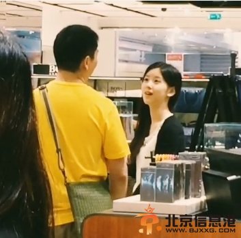 奶茶妹刘强东巴黎购物 甜蜜搂腰谈笑秀恩爱