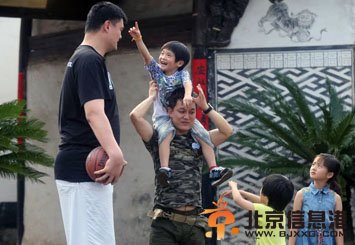 姚明参与《爸爸去哪儿2》录制 引得萌娃欲比高