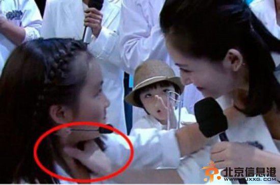 组图：谢娜掐黄磊女儿脖子 网友直言谢娜没素质没爱心
