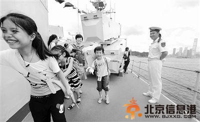 香港多团体示威反对“占中”4人跳海抗议
