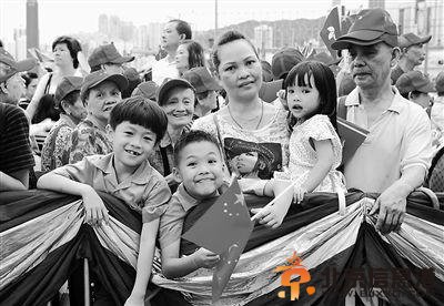 香港多团体示威反对“占中”4人跳海抗议