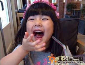田园小妞王诗龄穿花裙戴草帽照曝光 笑脸嘟嘟萌翻网友【图】