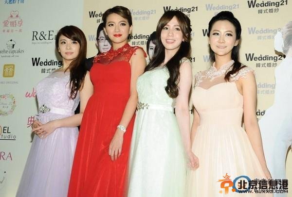 最美双胞胎依依佩佩同办婚宴 曾拍性感全裸写真【图】