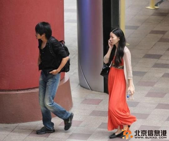 韩寒与妻子金丽华逛街独住酒店 男前女后走全程无交流