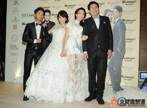 台湾最美双胞胎依依佩佩同办婚礼 曾拍全裸婚纱照【组图】