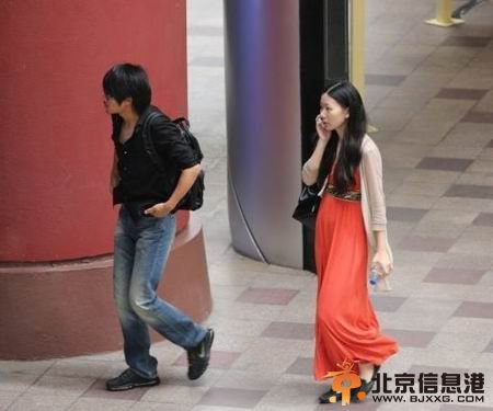 韩寒被传出轨后陪妻子金丽华逛街 全程无交流