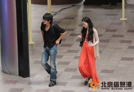 韩寒被传出轨后陪妻子金丽华逛街 全程无交流