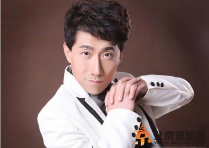 孔郁抵达三亚做公益 粉丝挤爆机场水泄不通