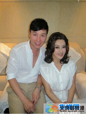 刘晓庆睡觉照秒杀嫩模 与化妆师合照被疑没穿内裤