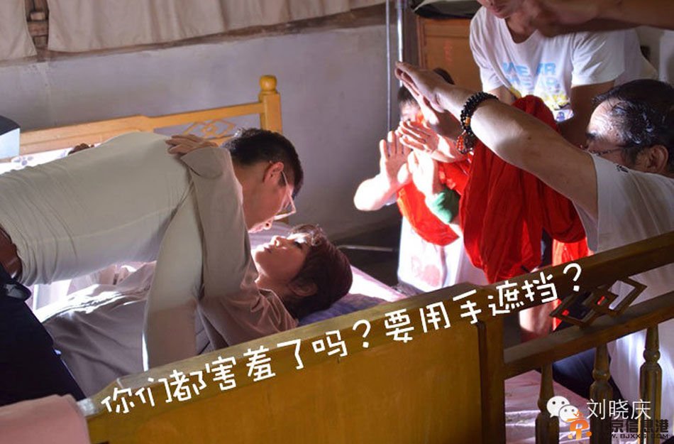 八位帅哥帮刘晓庆拍床戏2小时致床塌 曾与化妆师合照被疑没穿内裤【组图】