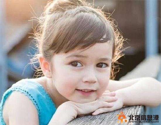 泰美混血小萝莉走红 大眼睛萌化网友心【组图】