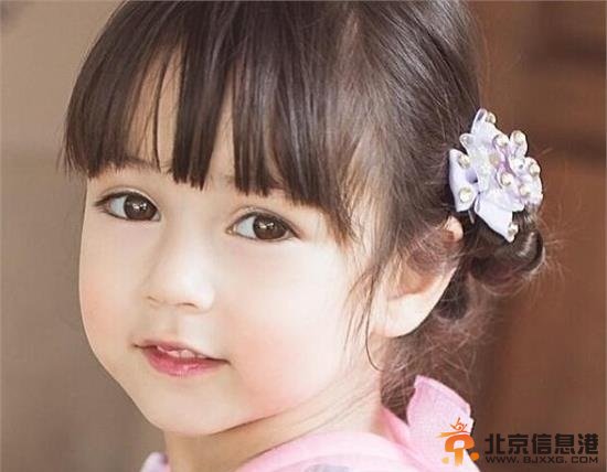 泰美混血小萝莉走红 大眼睛萌化网友心【组图】